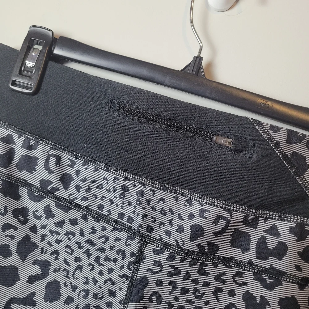 Nike Running legging crop pant workout grey black animal print womens small - Picture 6 of 10